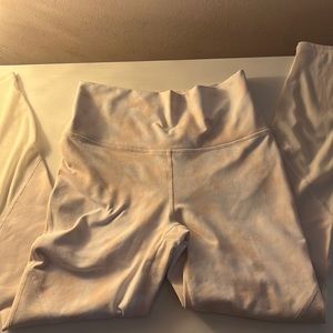Fabletics leggings size xs, worn a few times and hand washed- no stains